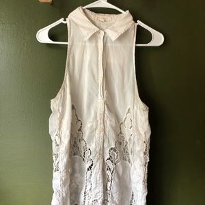 Sleeveless blouse with beautiful lace detail